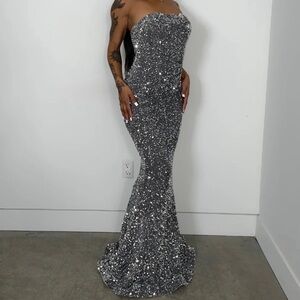 Never worn Alglist sequin gown.
Double lined.
Can add more pictures at request